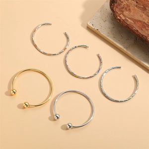 Bracelets ouverts minimalistes en métal avec détails en émail coloré, tons or et argent