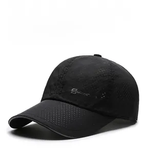 Dettaglio del tessuto a rete traspirante e bordo riflettente sul cappellino da baseball nero