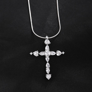 Collier croix hip hop en argent avec zircon cubique sur fond de tissu noir
