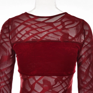 Dettaglio del patchwork in mesh bordeaux e velluto con motivi a strisce astratte