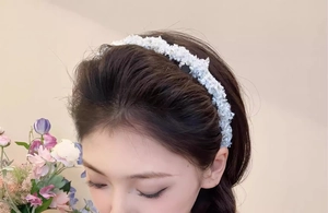 Détail du bandeau tressé en tweed blanc avec finition pelucheuse sur un mannequin femme
