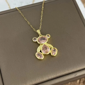 Collana orsetto placcata oro 18K con zirconi rosa su scatola da gioielleria