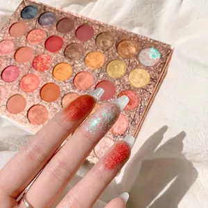 Palette di 35 ombretti con finish glitterato, opaco e perlato su tessuto bianco