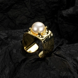 Elegant gold-plated square pearl ring with hammered texture in an adjustable open design
