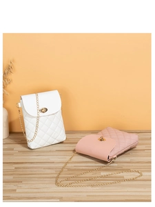 Dettaglio di due mini borse a tracolla trapuntate bianco perla e rosa tenue con fibbie dorate