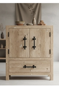 Détail d'un meuble en bois rustique avec texture antique et poignées en métal noir mat