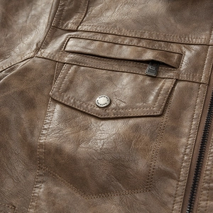 Herren Slim Fit PU-Lederjacke in Braun im Vintage-Look mit Stehkragen und Metalldetails