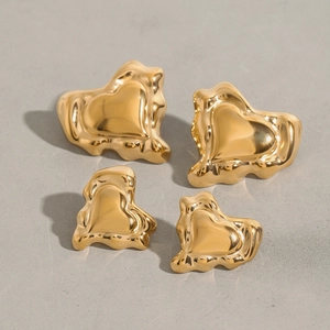 Boucles d'oreilles cœur en acier inoxydable doré 18 carats au design liquide