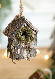 Vue macro d'un nichoir décoratif en bois rustique avec textures de mousse et d'écorce