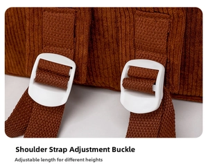 Detail eines verstellbaren Schultergurts mit Schnalle an braunem Cord-Rucksack für Damen