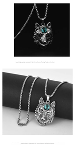 Détail du pendentif tête de loup vintage avec un œil du diable bleu sur une chaîne à mailles