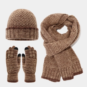 Dettaglio della trama a nido d'ape del set invernale marrone con cappello e sciarpa
