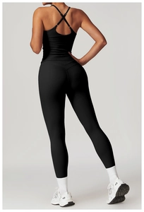 Vista posteriore del set da yoga nero con reggiseno sportivo incrociato e leggings a vita alta