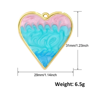 Vue détaillée montrant les dimensions du pendentif cœur rose plaqué or pour bijoux