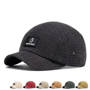 Kurze Krempe Plaid Baseballkappe mit Metall Logo Patch in verschiedenen Farben
