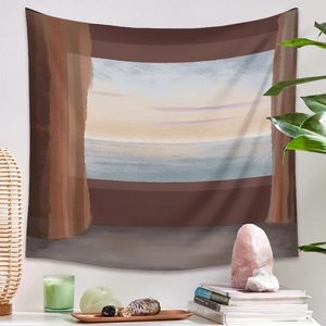 Détail d'une tapisserie paysage de coucher de soleil avec livres et bougies déco