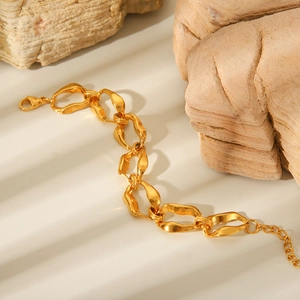 Irregular textured link chain bracelet in 18K gold-plated stainless steel with lobster clasp