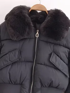 Detail einer schwarzen Steppjacke mit dickem Kunstpelzkragen und Metallreißverschluss