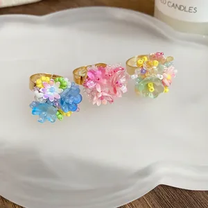 Anello aperto floreale in resina con perline e accenti floreali fatti a mano