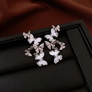 Boucles d'oreilles papillon en argent avec nacre blanche et zircons étincelants