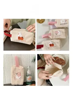 Detailansicht der Cord-Kosmetiktasche mit Blumen-Hasen-Stickerei und Reißverschluss