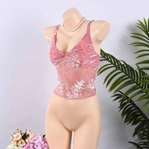 Détail du caraco en velours rose dévoré avec des motifs de dentelle délicats