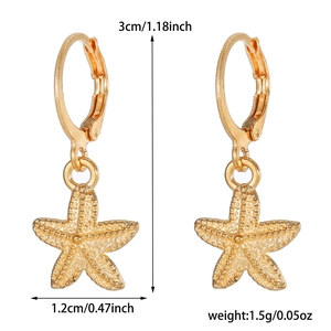 Detailed dimensions of gold starfish earrings featuring textured metal surface and 3cm height