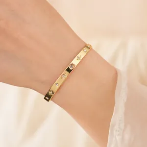 Bracelet jonc poli plaqué or 18 carats avec zircones cubiques et gravures d'étoiles