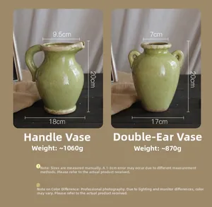 Dettaglio di vasi in ceramica smaltata craquelé con manici rustici su tavolo in legno