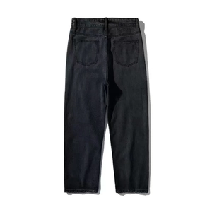 Vue détaillée des poches arrière et de la texture denim gris foncé de ce jean high-street