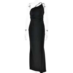 Robe longue noire élégante à une épaule avec détails froncés et coupe ajustée dos nu