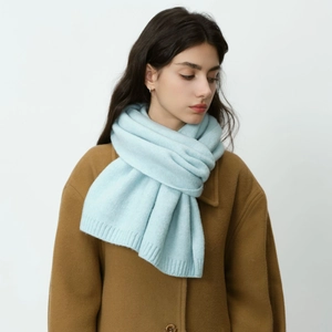 Bufanda de punto azul claro en mezcla de lana para mujer mostrada por una modelo