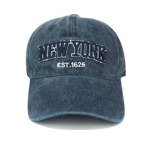 Nahaufnahme der New York Stickerei auf der dunkelblauen gewaschenen Baseballkappe
