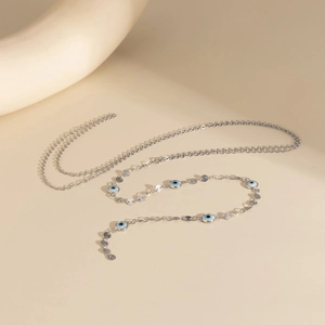Dettaglio dei ciondoli occhio di Allah argentati e paillettes rotonde su catena sottile