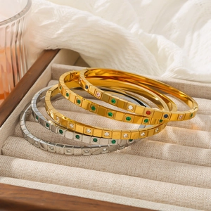 Set di quattro bracciali in acciaio placcato oro 18K con zirconi colorati