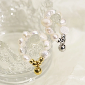 Macro de bagues en perles baroques avec billes en acier doré et argenté sur verre