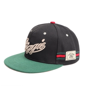 Détail de la broderie Biagi sur casquette snapback noir et vert avec ruban latéral