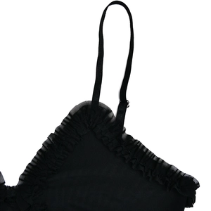 Détail du caraco noir avec bordure à volants en mesh et fines bretelles réglables
