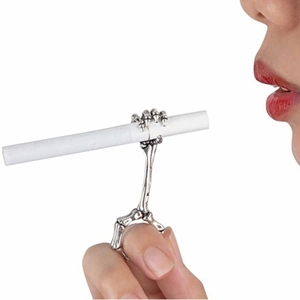 Creative skeleton hand cigarette holder ring in retro silver finish for smoker