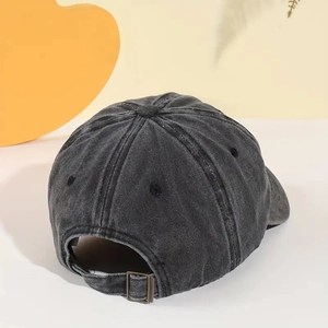 Détail arrière d'une casquette en jean gris foncé avec une boucle métallique réglable
