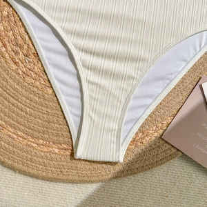 Détail du tissu côtelé blanc d'un maillot de bain une pièce avec coutures de précision