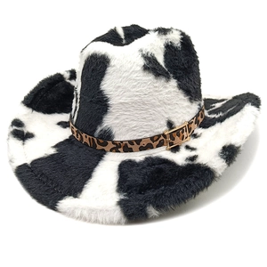 Détail d'un chapeau de cow-boy en peluche à motif vache et ruban léopard chic