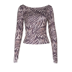 Détail d'un t-shirt à manches longues ajusté avec imprimé zèbre classique sur fond blanc