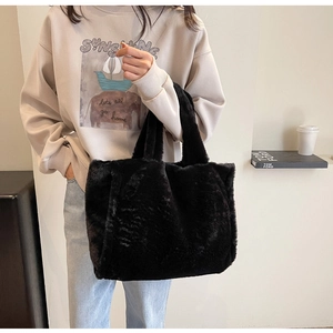 Grand sac cabas en peluche noire en fausse fourrure douce pour les tenues d'automne