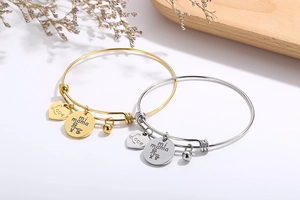 Detail of adjustable gold and silver heart bracelets with Love and Mi Mama engravings