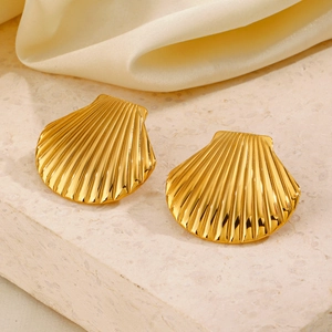 Boucles d'oreilles coquillage en acier plaqué or 18K sur soie et fond de pierre