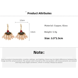 Dettaglio orecchino a ventaglio con nappe, dimensioni 3.5x2.5cm e peso di 5.9g