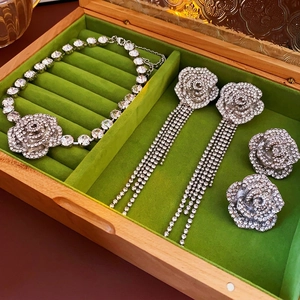 Parure de bijoux fleurs argentées avec strass brillants et élégants glands longs