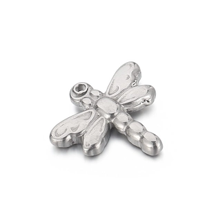 Pendentif libellule en acier inoxydable poli avec texture en relief sur fond blanc