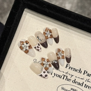 Handgefertigte Aufdrucknägel 3D Reliefblumen Leopard Print Strasssteine Lange Mandelform Braun Beige Französisches Design